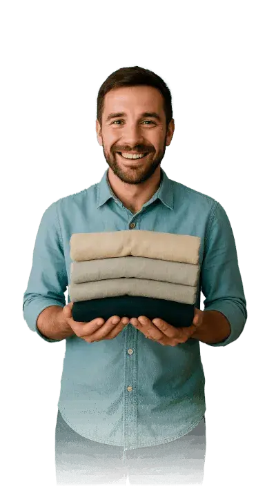 homem segurando roupas com as duas mãos